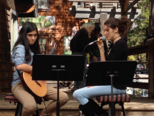Eliza Kiy (left) and Zemfira Bagirova perform at Cafe Aroma in Idyllwild. Photo: Julie Pendray